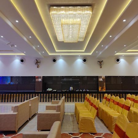 Hotel Ganpati Palace Mathura Kültér fotó