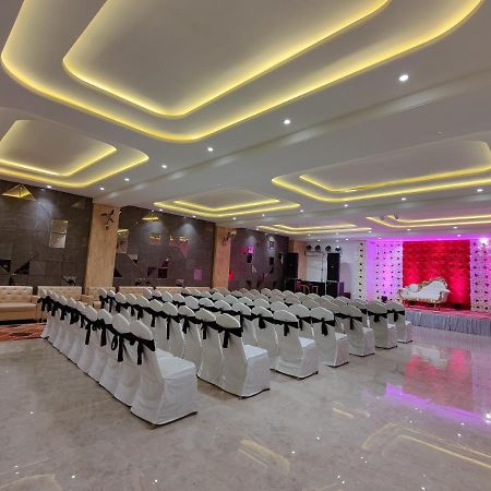Hotel Ganpati Palace Mathura Kültér fotó