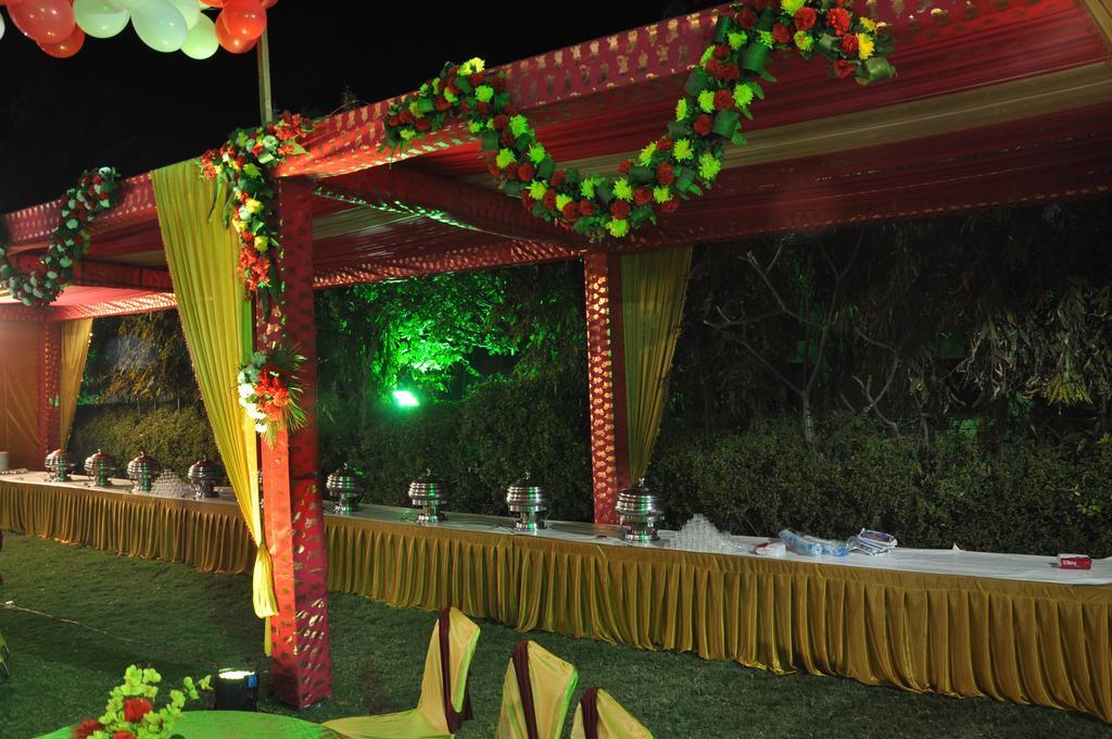 Hotel Ganpati Palace Mathura Kültér fotó
